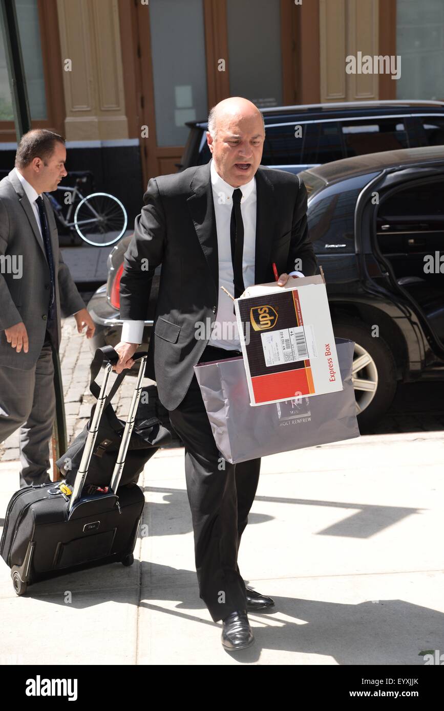 Shark Tank inversionista Kevin O'Leary llega a su hotel en Nueva York con:  Kevin O'Leary donde: Ciudad de Nueva York, Nueva York, Estados Unidos  Cuándo: 03 Jun 2015 C Fotografía de stock -