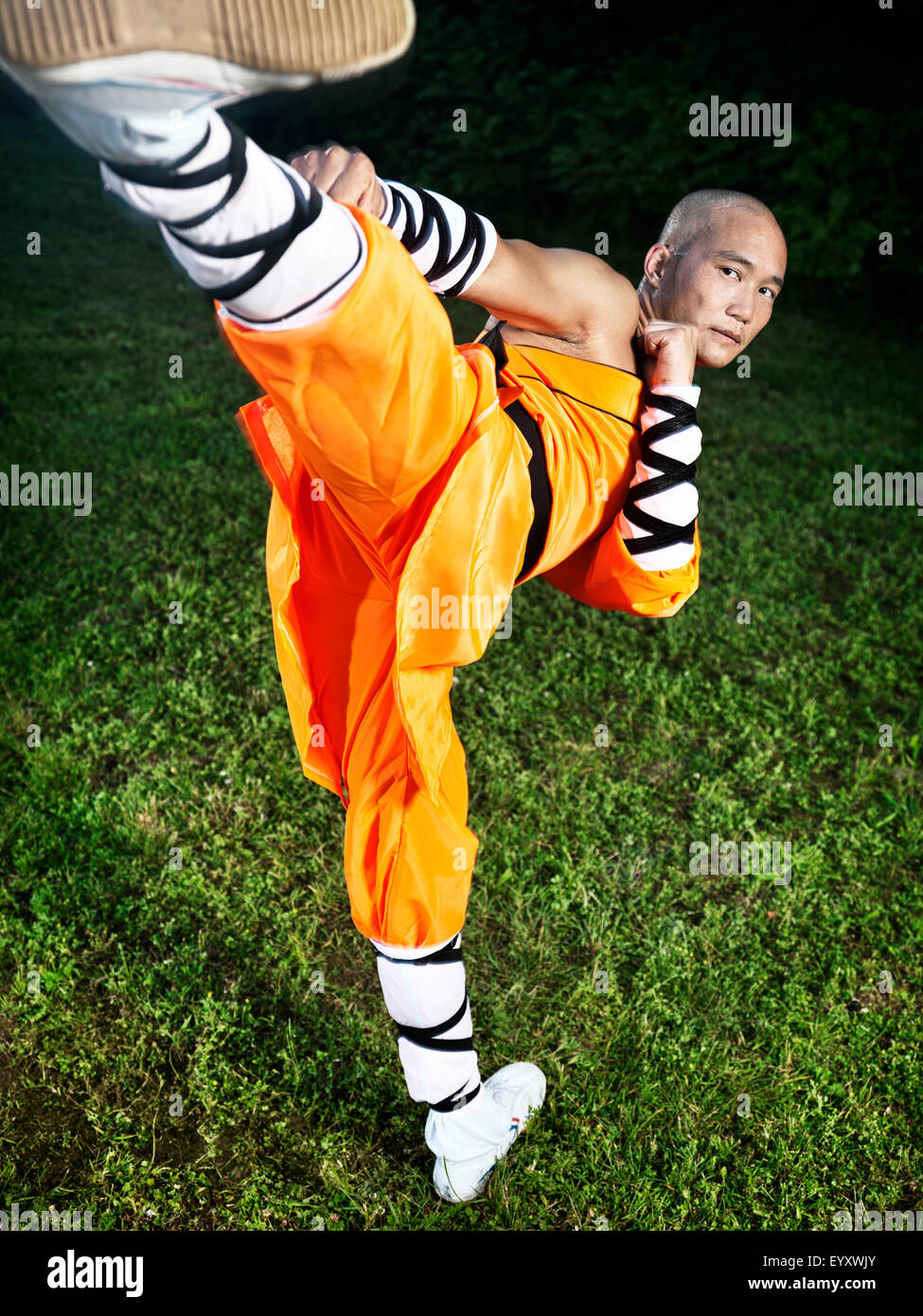 Monje guerrero Shaolin haciendo Chuai Tui Side Kick Foto de stock