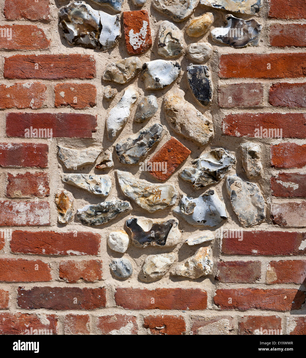 Detalle de un muro de ladrillo rojo y piedra, Norfolk, Inglaterra Foto de stock