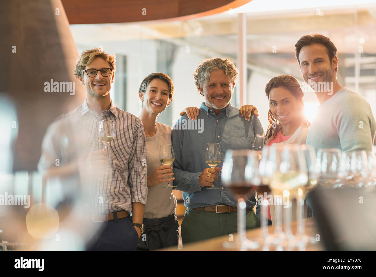Retrato sonriente amigos cata de vinos en la bodega Foto de stock