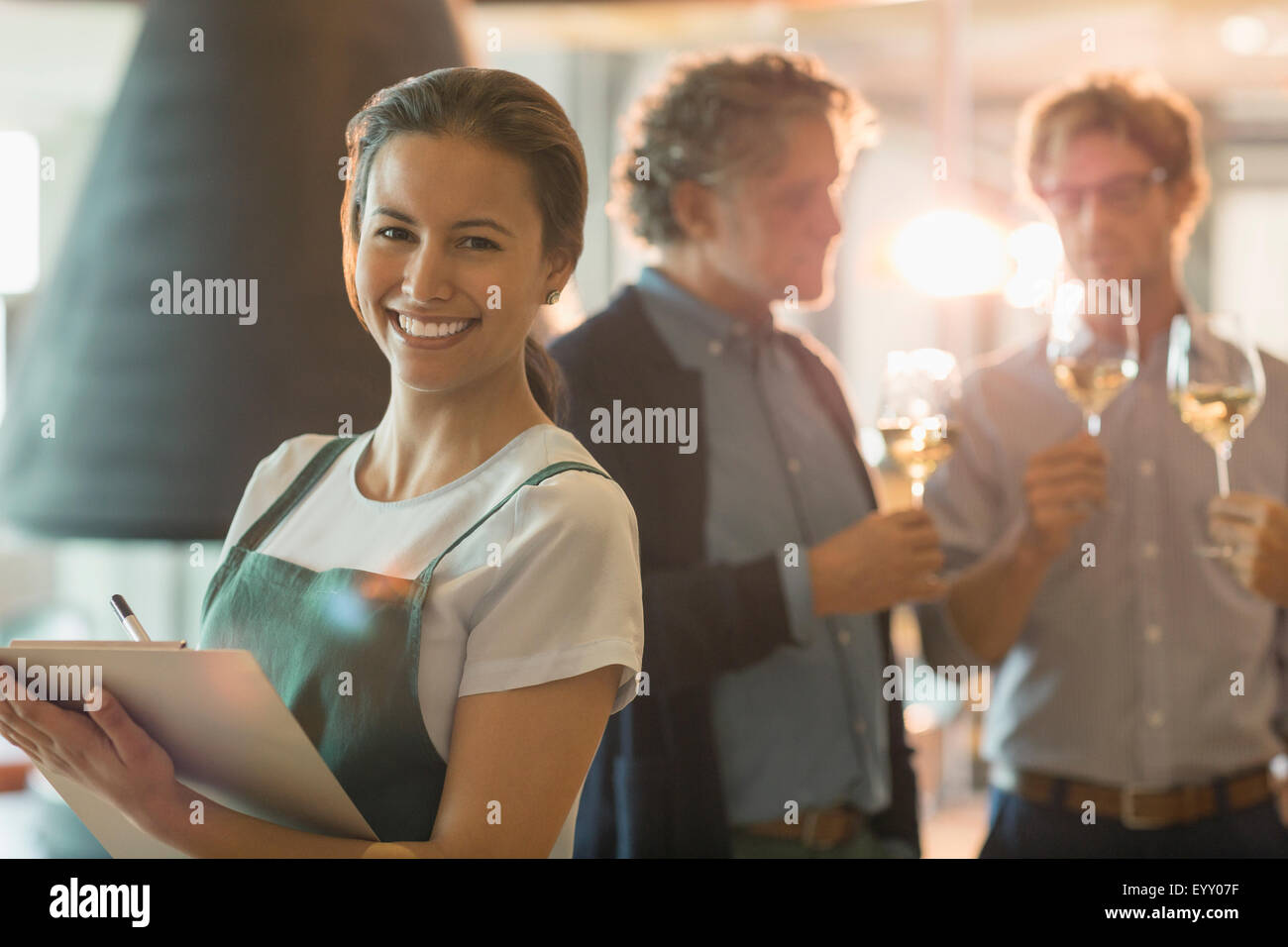 Retrato mujer sonriente con Portapapeles trabaja en la sala de cata de vinos Foto de stock