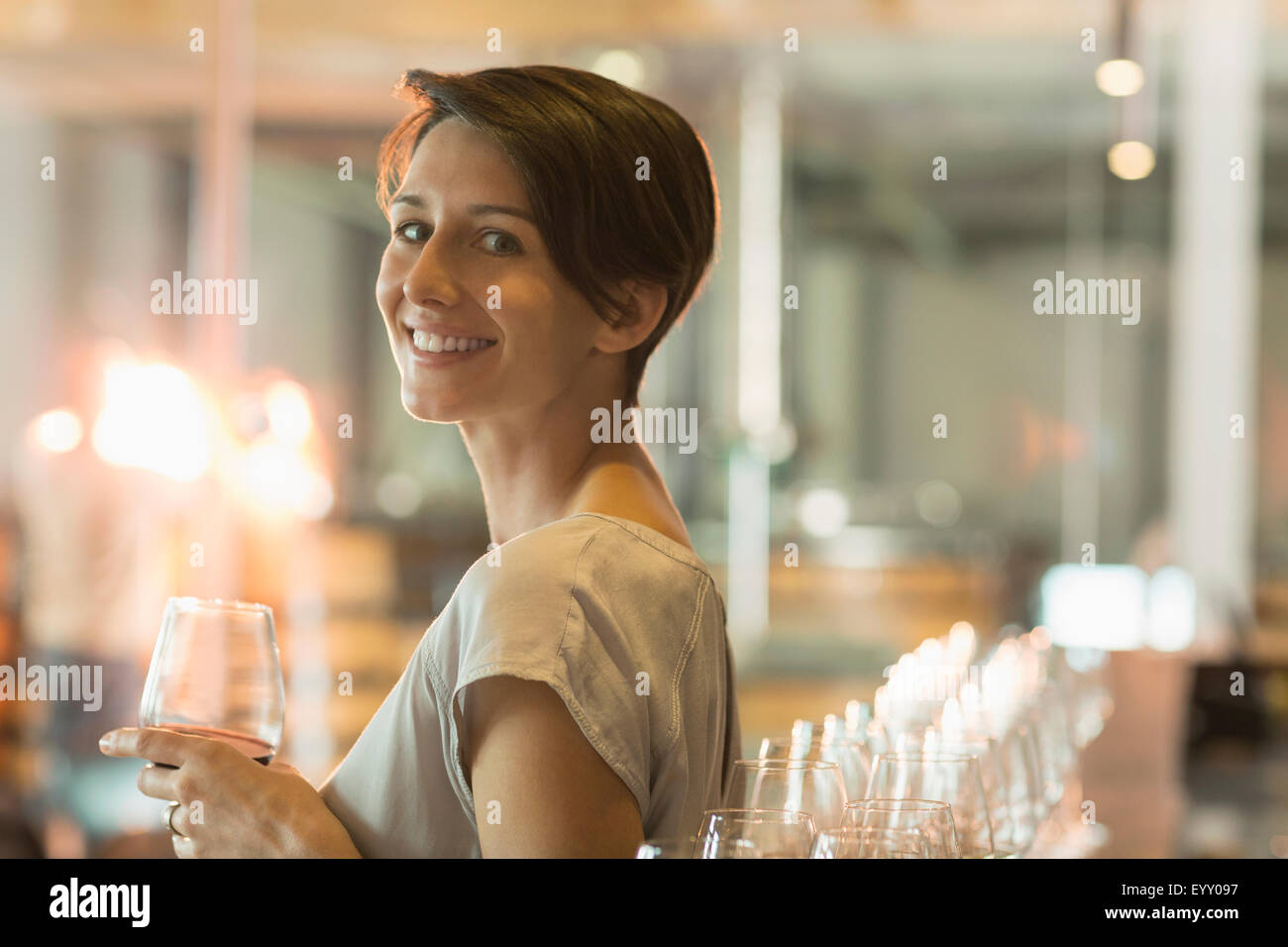 Retrato mujer sonriente cata de vinos en la bodega sala de degustación Foto de stock
