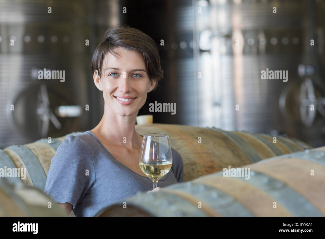 Retrato seguros vintner bebiendo vino blanco en la bodega La bodega Foto de stock