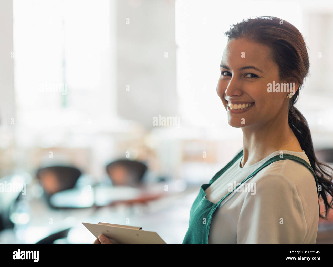 Retrato sonriente bodega sala de degustación trabajador Foto de stock