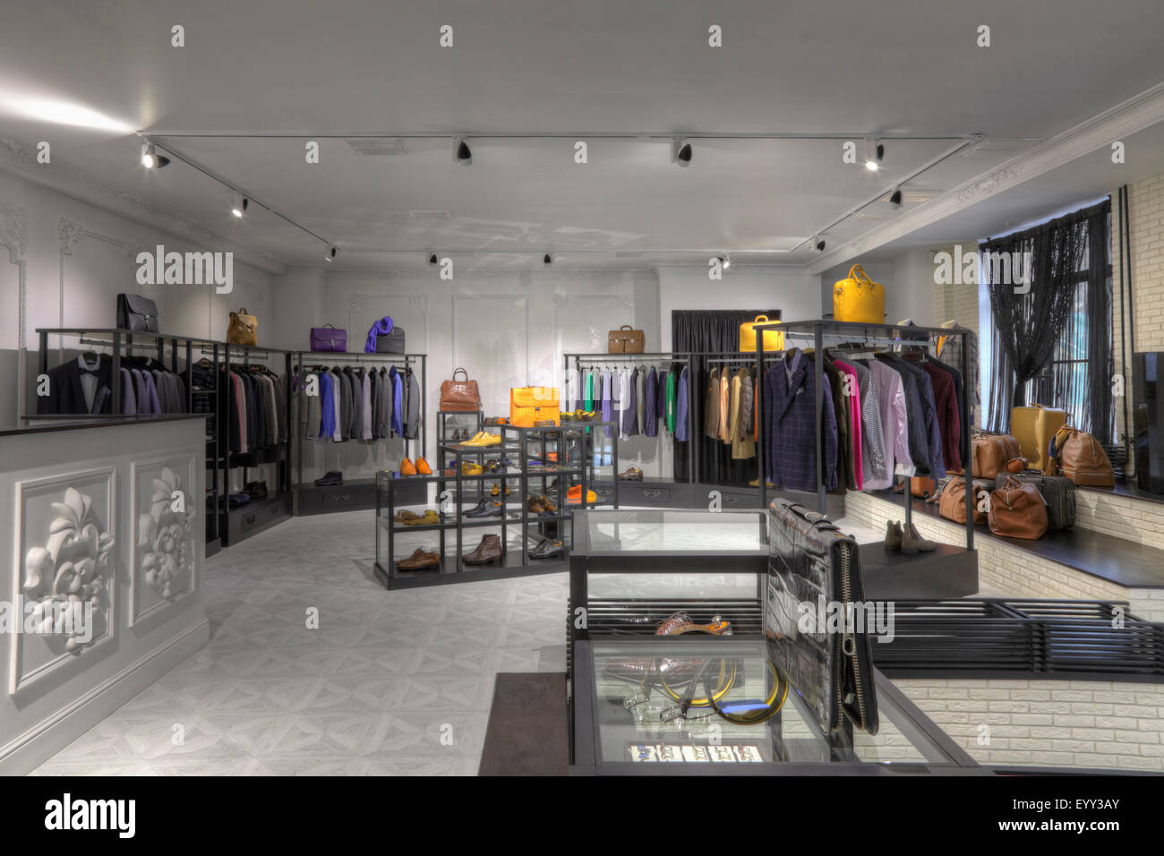 Trajes y zapatos en la tienda de ropa para hombres Fotografía de stock -  Alamy