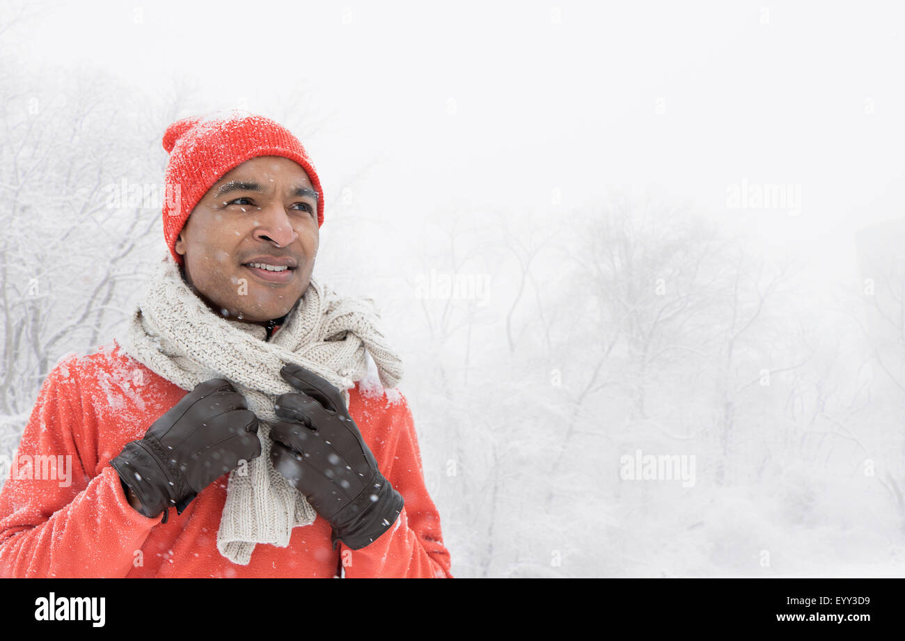 Hombre Negro de guantes y bufanda en la nieve Fotografía de stock