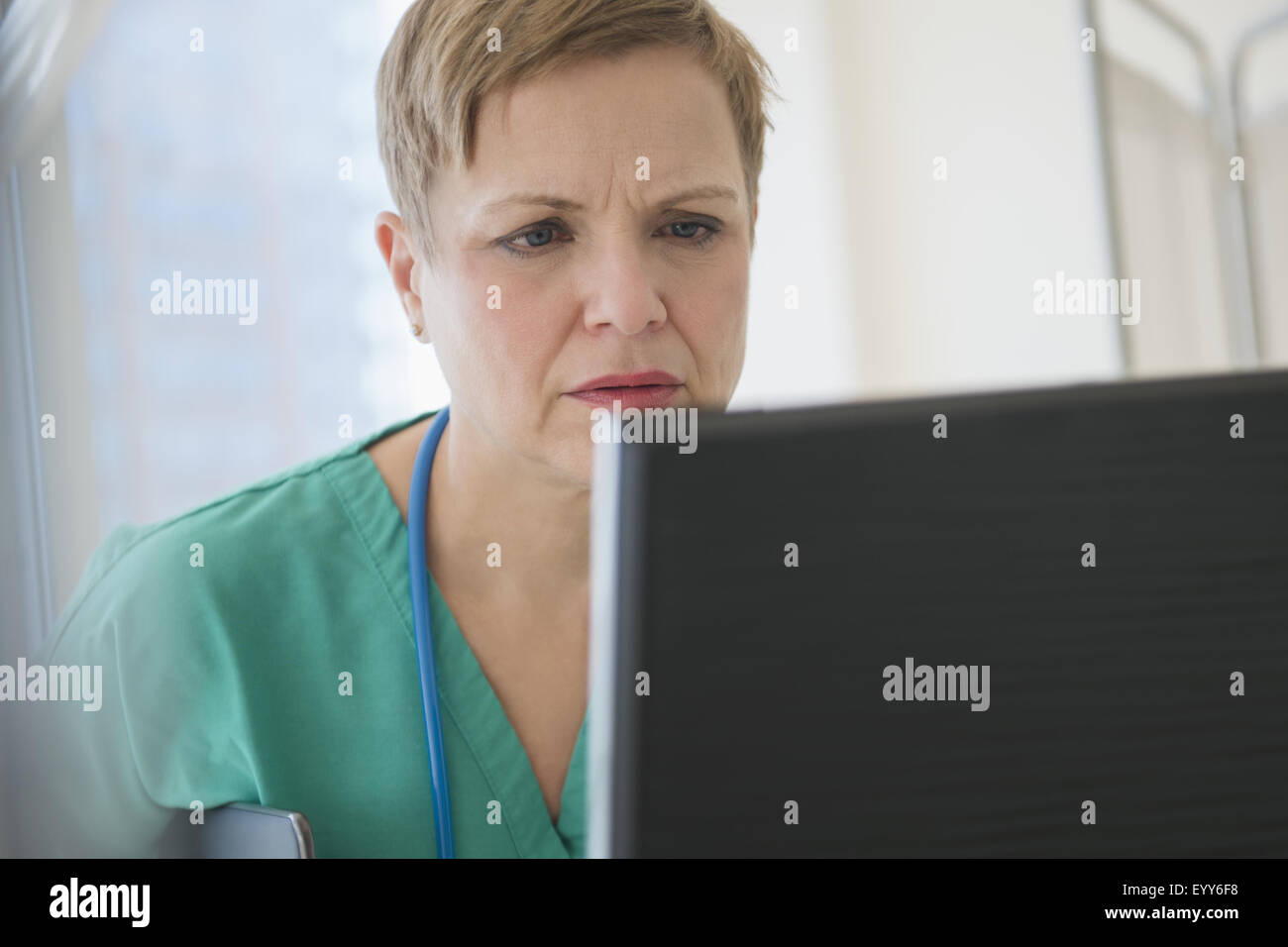 Cerca de caucásico enfermera utilizando el ordenador Foto de stock