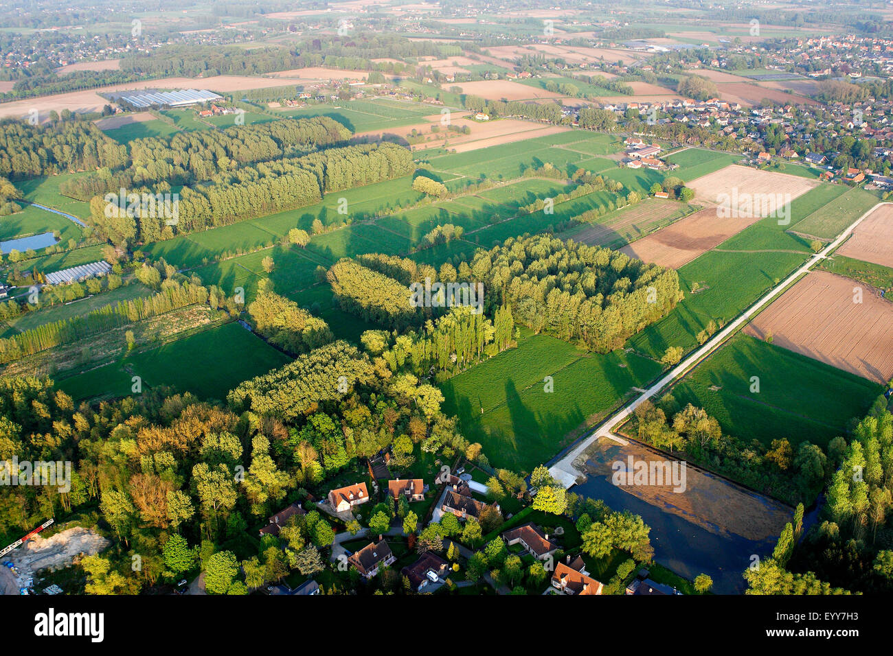 La urbanización en la frontera de la zona agrícola con campos, praderas y setos desde el aire, Bélgica Foto de stock