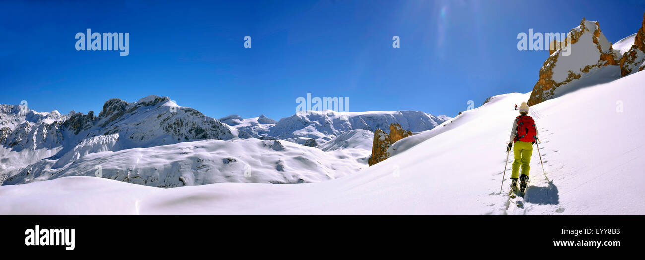 Esquí de travesía en cubiertas de nieve de los Alpes franceses, Francia, Savoie, Parque Nacional de Vanoise, Courchevel Foto de stock