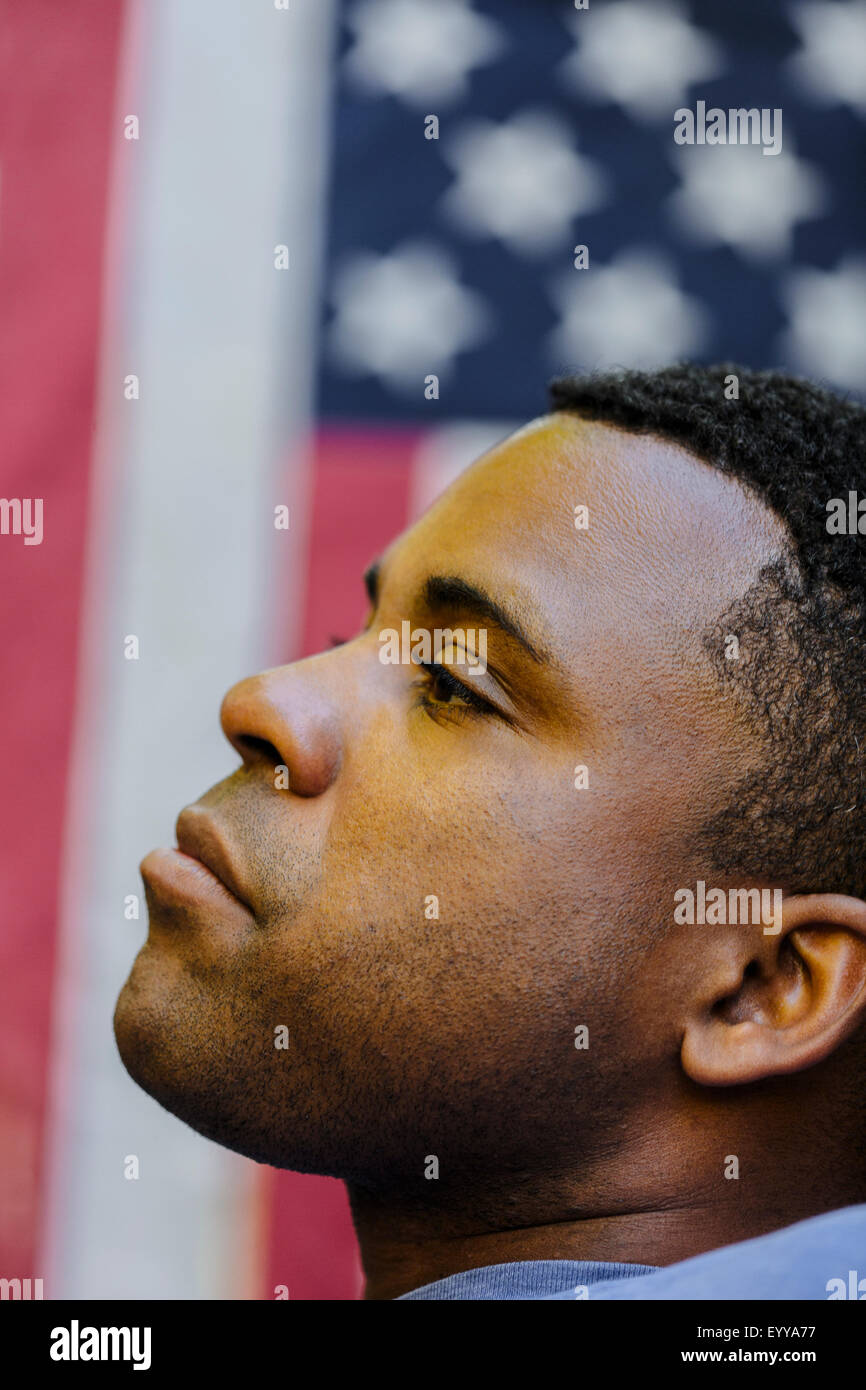 Perfil del hombre negro en la parte delantera de la bandera americana Foto de stock