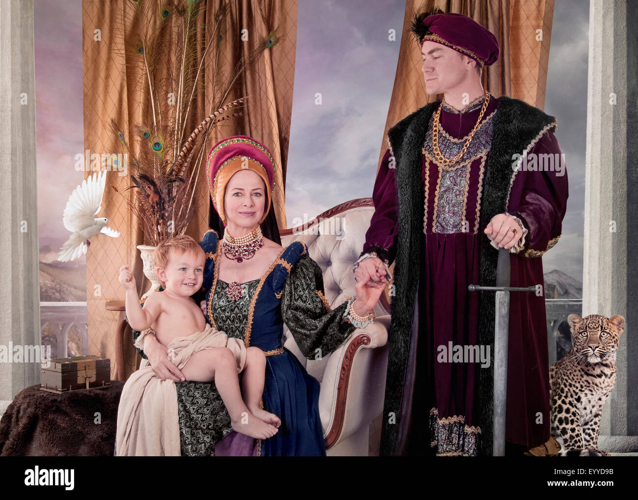Pareja medieval y niño posando en el salón Foto de stock
