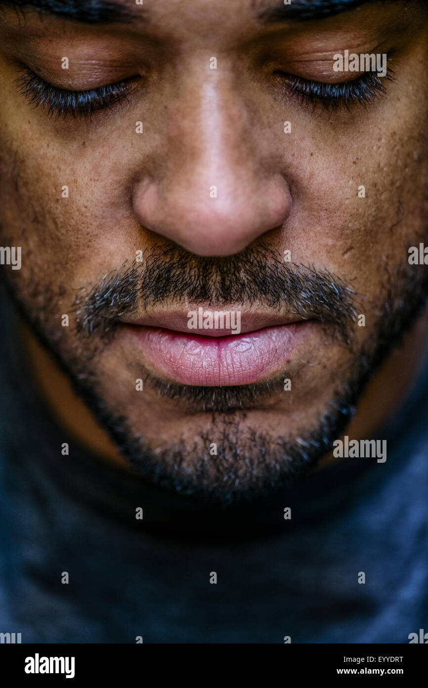Agarrando la cara fotografías e imágenes de alta resolución - Alamy