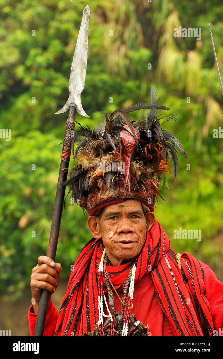 Retrato de un anciano en el vestido tradicional de la tribu Ifuago, Filipinas, Luzón, Banaue Foto de stock