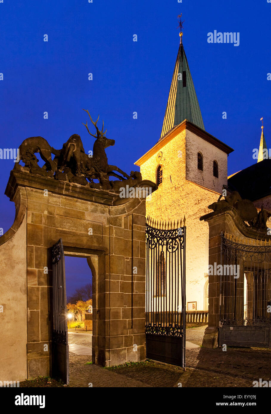 Wedinghausen Hirschberg monasterio con la puerta por la noche, en Alemania, en Renania del Norte-Westfalia, Sauerland, Arnsberg Foto de stock
