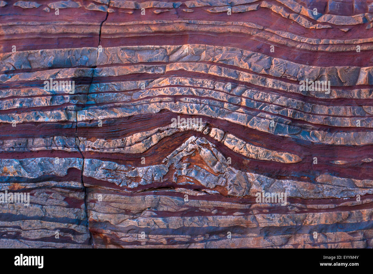Capas de mineral de hierro, Australia, Australia Occidental, el Parque Nacional Karijini Foto de stock