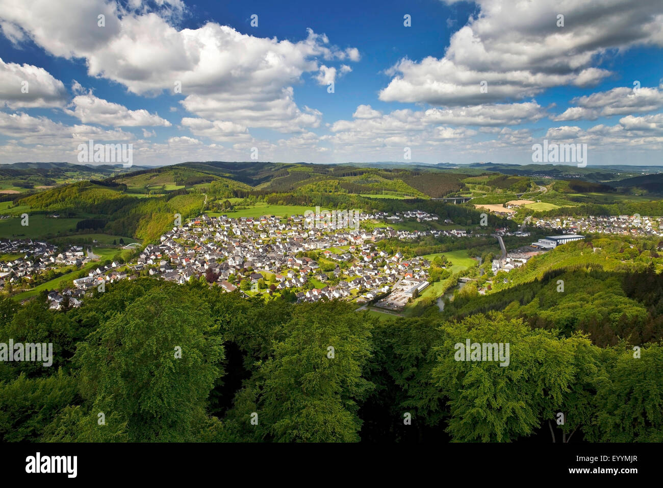 Vista desde la torre Kueppel Freienohl, Alemania, Renania del Norte-Westfalia, Sauerland, Meschede Foto de stock