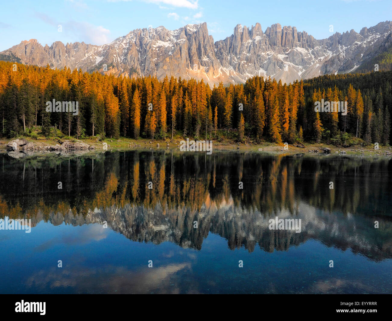 Lago Karer, Lagi di Carezza mit Latemar Group en el fondo, Italia, el Tirol del Sur, Dolomitas Foto de stock