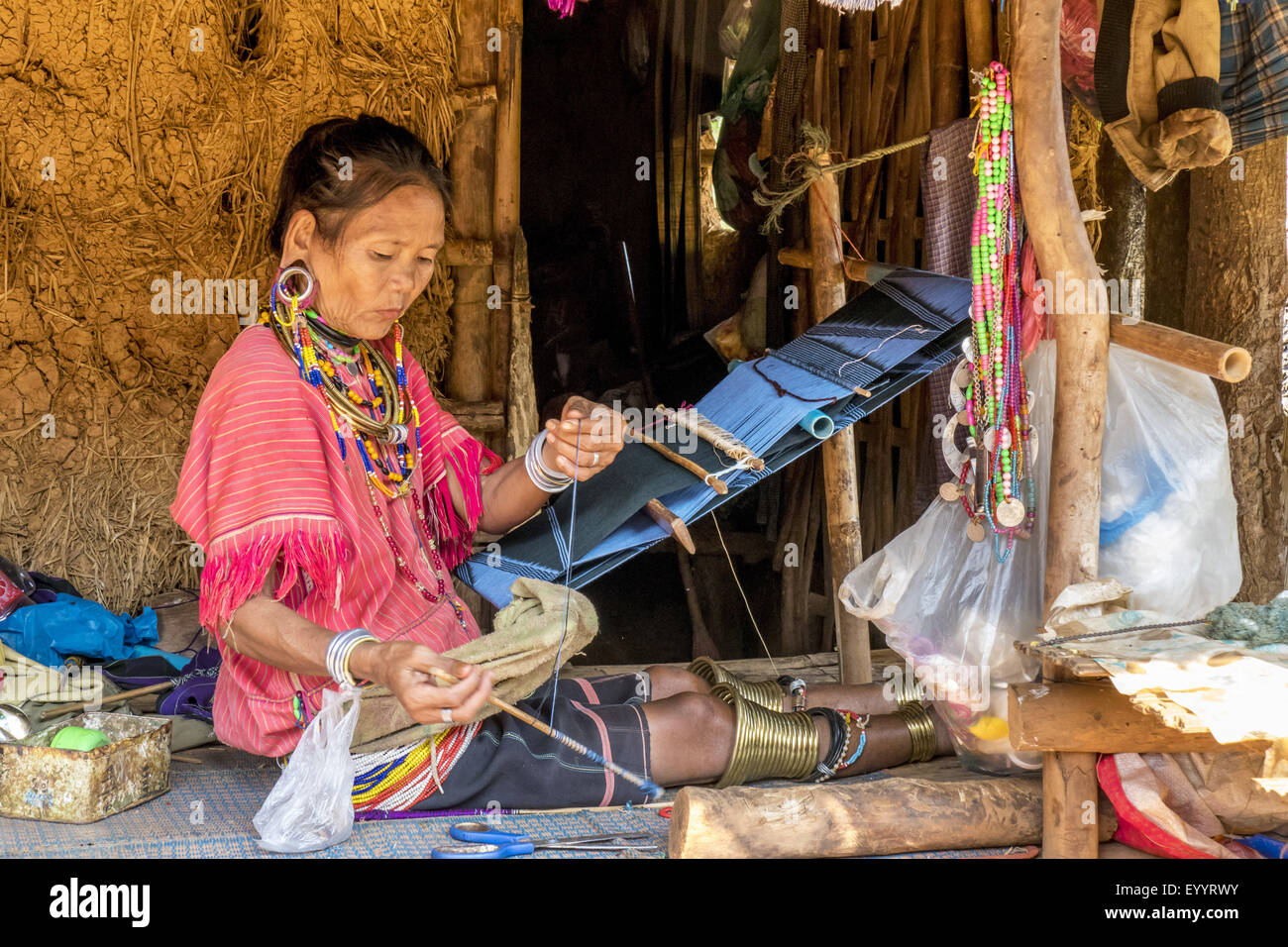 Mujer de la tribu Palong con ropa tradicional trabaja con un telar, Tailandia Chiang Rai Foto de stock