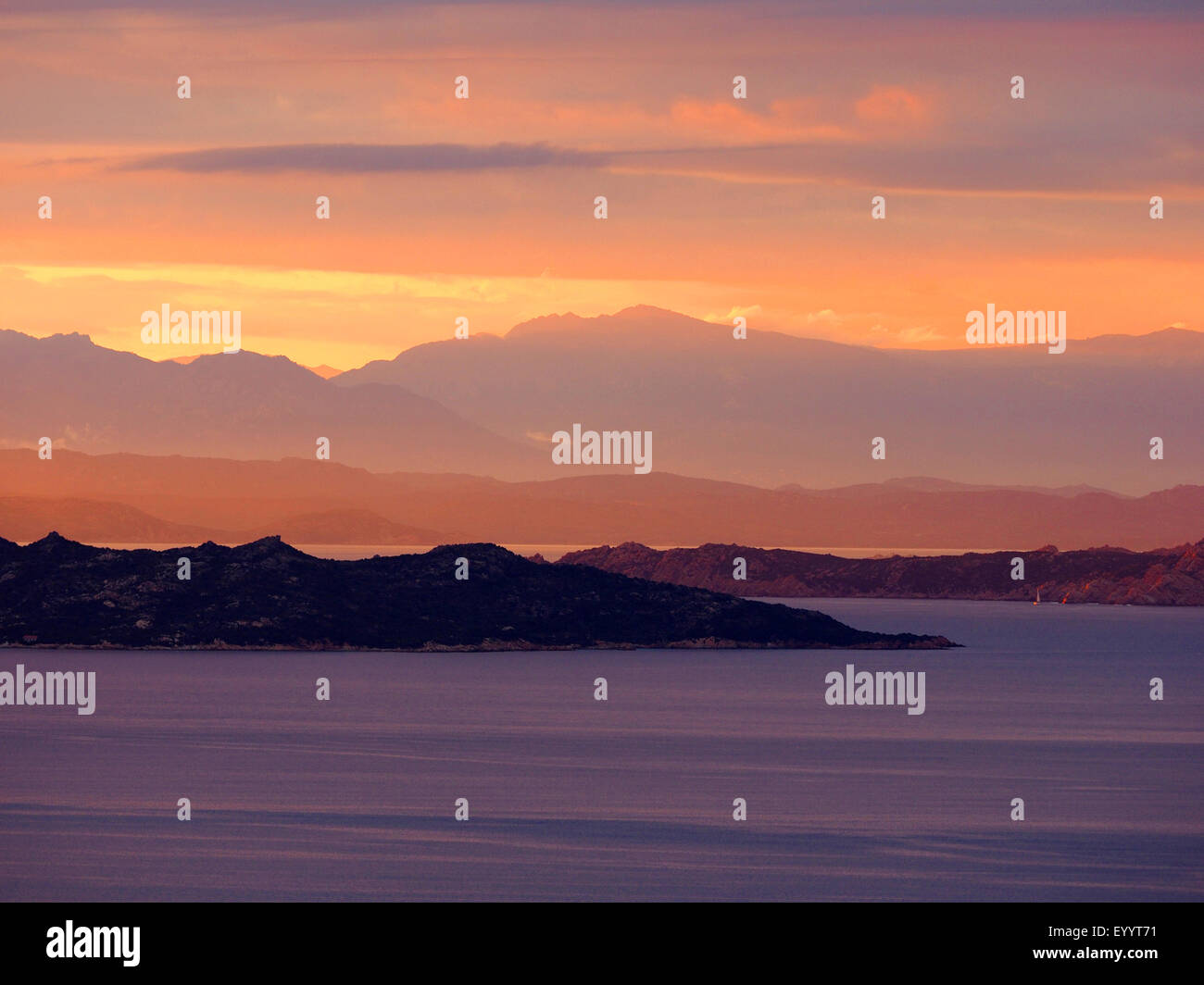 Vistas a la bahía de Palau en la luz del atardecer, Italia, Cerdeña Foto de stock