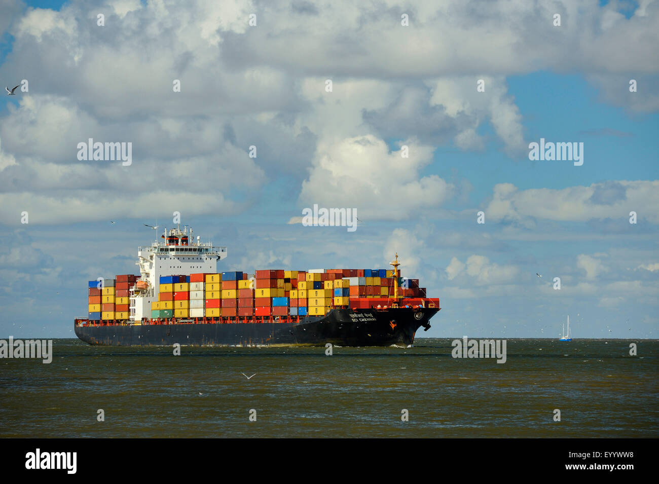 Buque de carga en el Mar del Norte, Alemania, Baja Sajonia, Elba, Cuxhaven Foto de stock