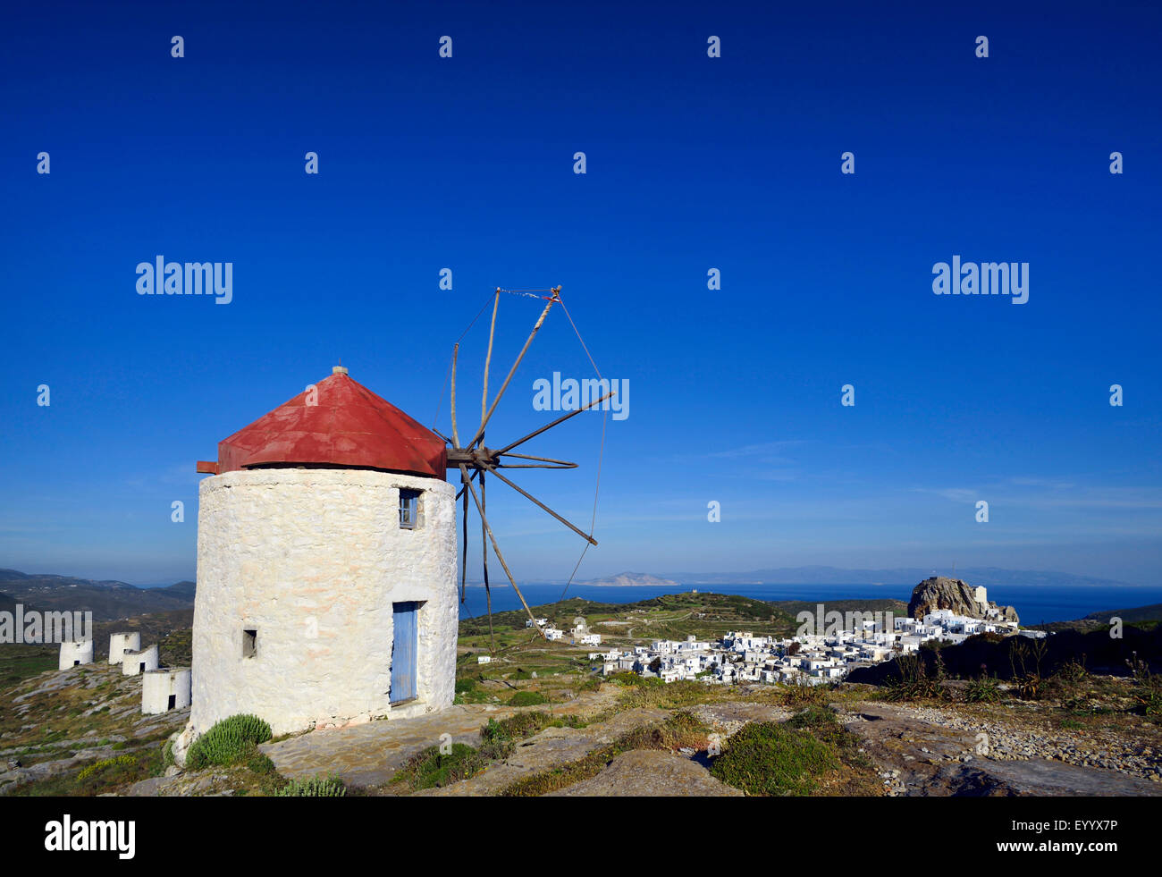 Molinos de viento cerca de Hora, Grecia, las Islas Cícladas, Amorgos Foto de stock