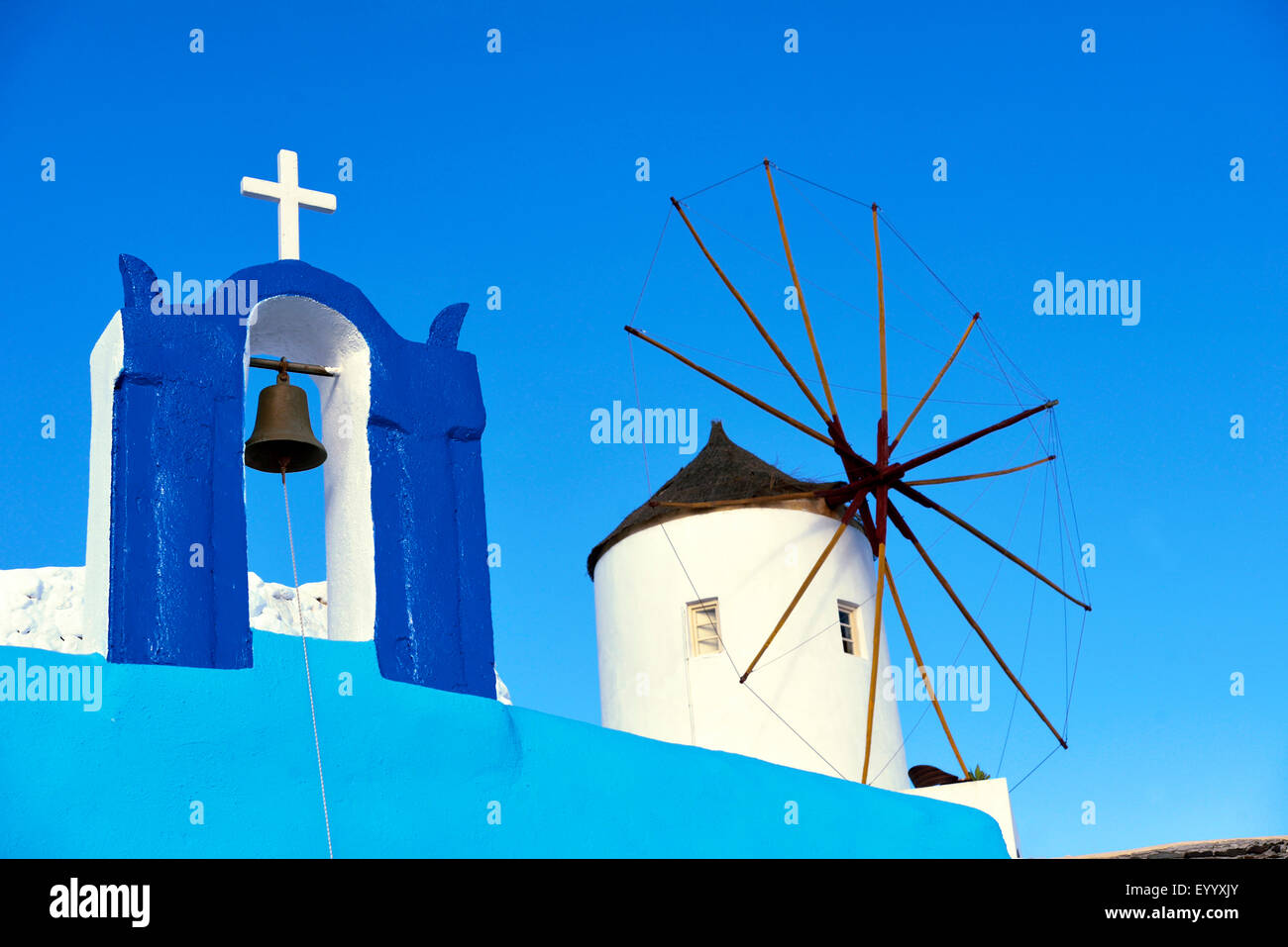 La iglesia y el molino de viento en la aldea de Oia, Grecia, las Islas Cícladas, Santorin Foto de stock