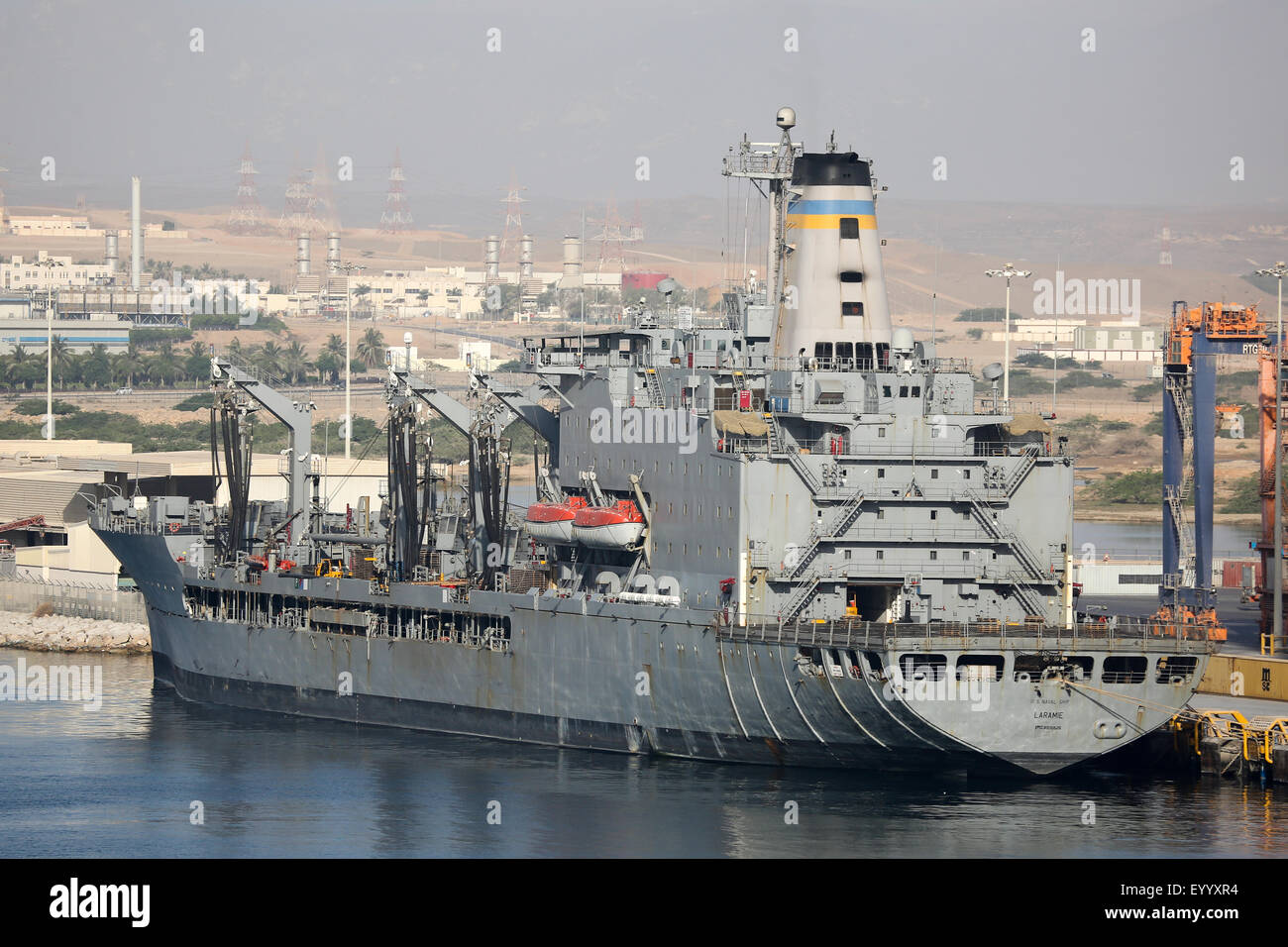 USS Laramie. Reposición americana buque por fuerzas de la marina de EE.UU. Atracó en Salalah, Omán. Foto de stock