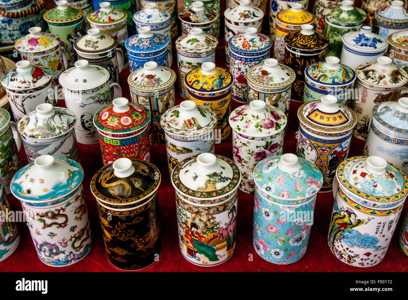 Souvenirs tazas de té para la venta en el mercado cubierto en el Barrio  Musulmán, Xi'an, provincia de Shaanxi, China Fotografía de stock - Alamy