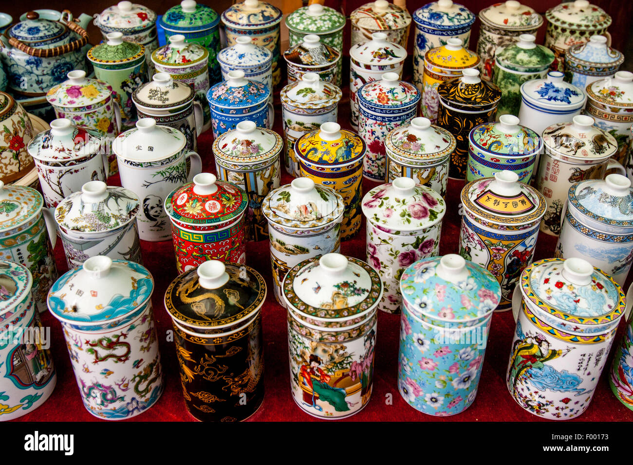 Souvenirs tazas de té para la venta en el mercado cubierto en el Barrio  Musulmán, Xi'an, provincia de Shaanxi, China Fotografía de stock - Alamy