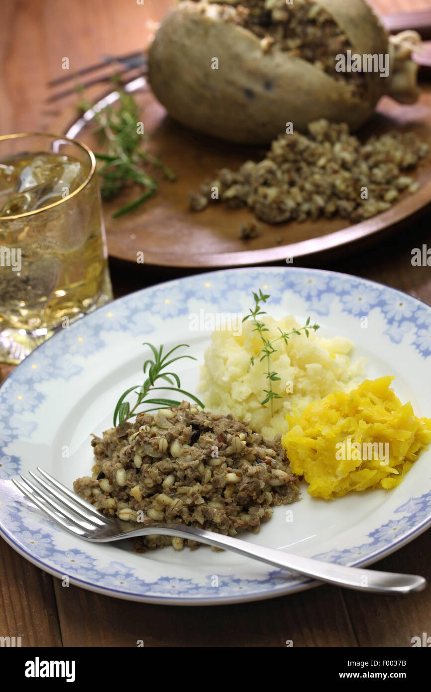 Haggis neeps y tatties scotch whisky, Escocia comida tradicional Foto de stock