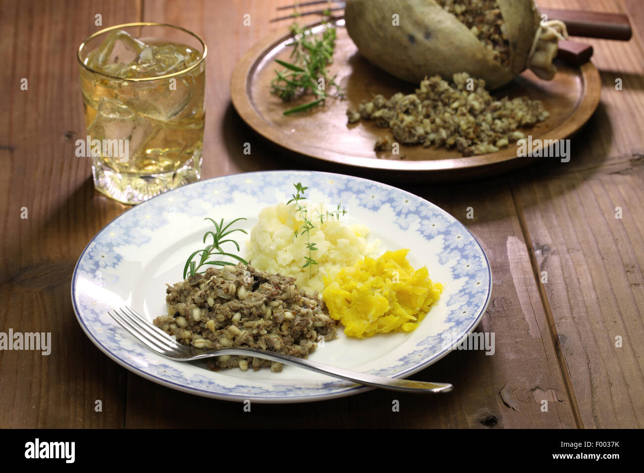 Haggis neeps y tatties scotch whisky, Escocia comida tradicional Foto de stock