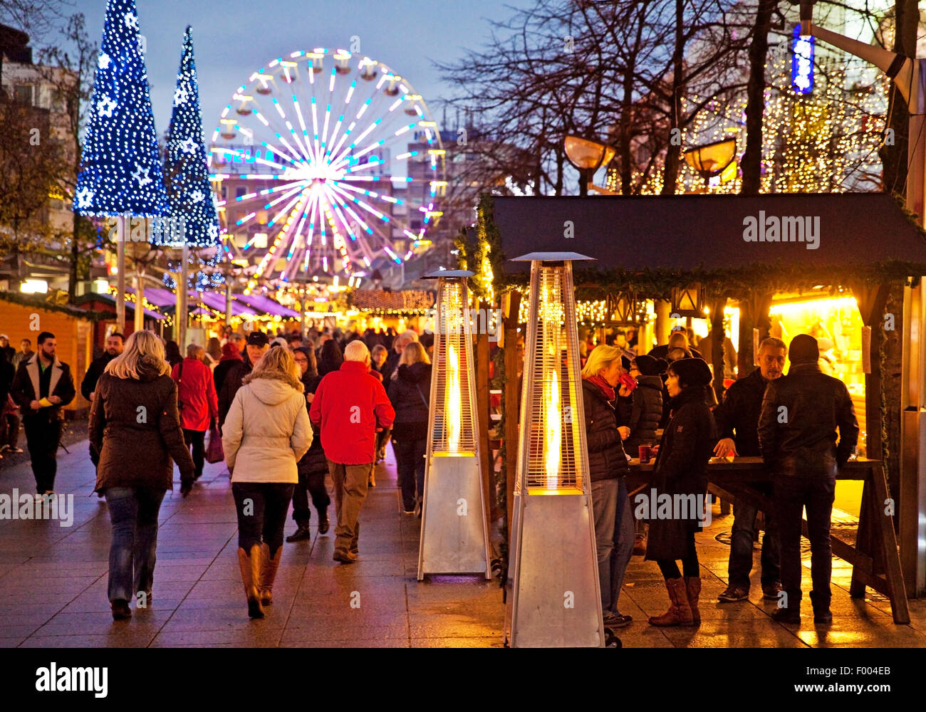 Mercado de Navidad con rueda de Ferris en la noche, en Alemania, en Renania del Norte-Westfalia, área de Ruhr, Duisburg Foto de stock