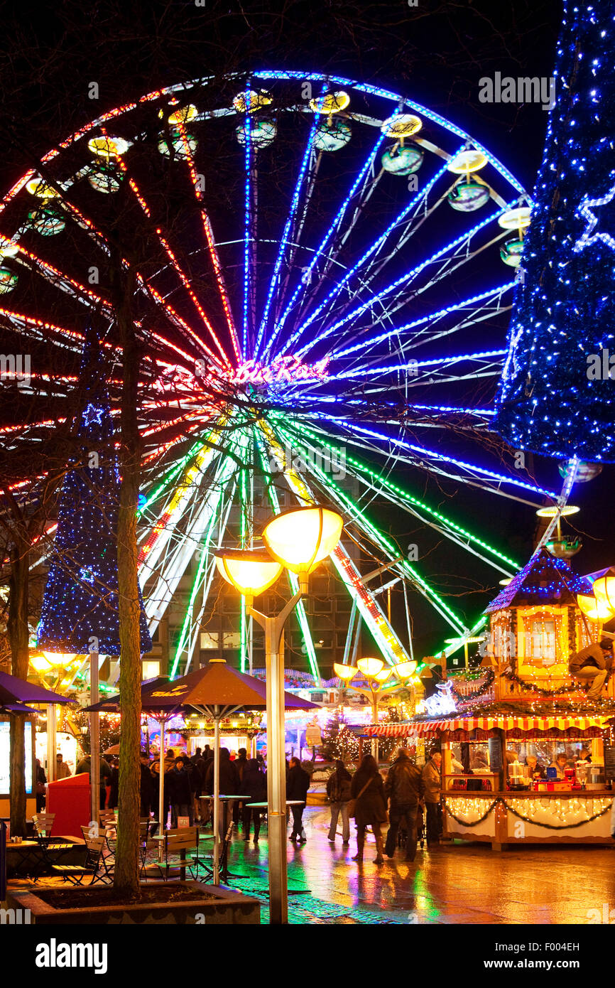 Mercado de Navidad con rueda de Ferris en la noche, en Alemania, en Renania del Norte-Westfalia, área de Ruhr, Duisburg Foto de stock