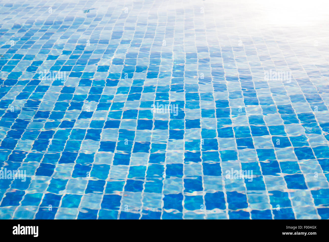 Antecedentes de superficie de agua en la piscina al aire libre cerca del mar Foto de stock