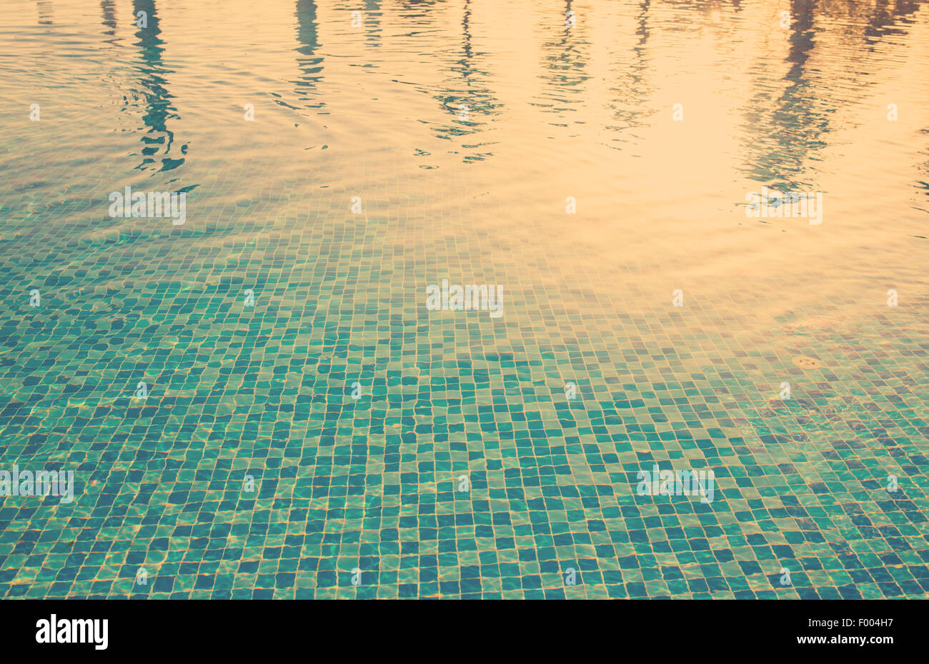 Antecedentes de superficie de agua en la piscina al aire libre cerca del mar, teñido de foto Foto de stock