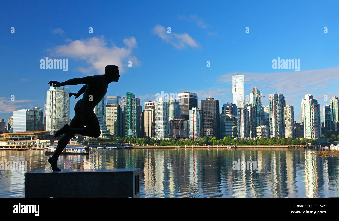 Vista desde el parque Stanley a los rascacielos de Vancouver, Canadá, Vancouver Foto de stock