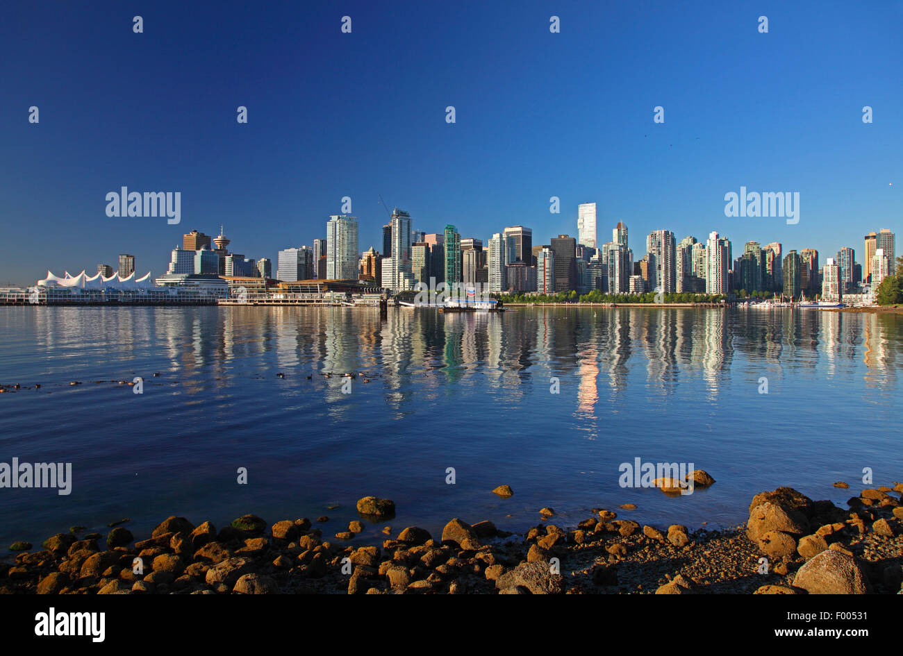 Vista desde el parque Stanley a los rascacielos de Vancouver, Canadá, Vancouver Foto de stock