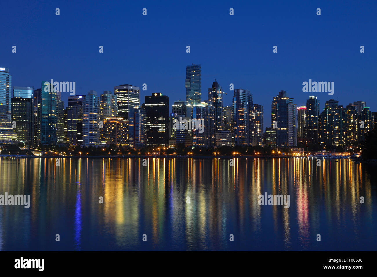 Vista desde el parque Stanley a los rascacielos de Vancouver en la noche, Canadá, Vancouver Foto de stock