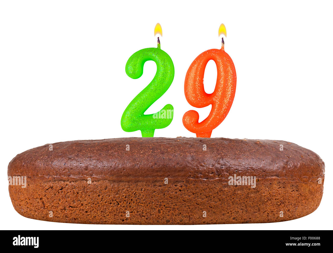 Tarta de cumpleaños con velas número 29 aislado sobre fondo blanco  Fotografía de stock - Alamy