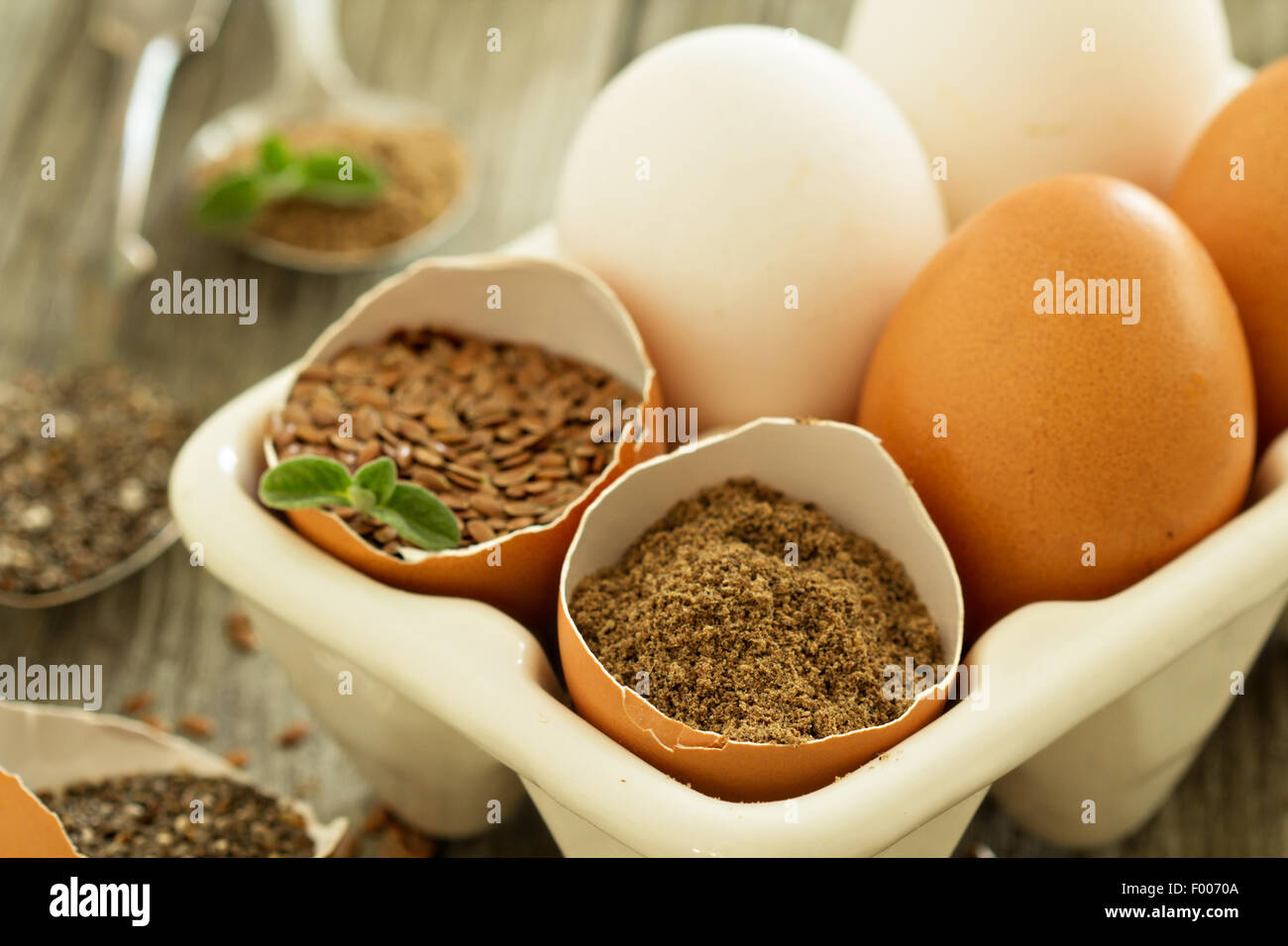Las semillas de chía y linaza sustitutos de huevo colocado en cáscaras de  huevo Fotografía de stock - Alamy