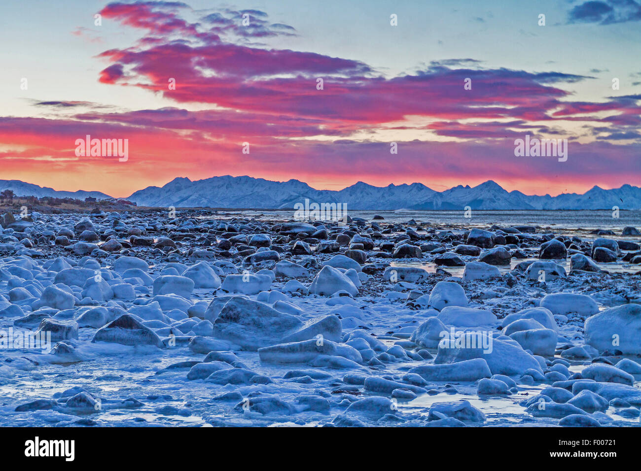 Témpanos de hielo en la costa, el brillo del sol de medianoche detrás del horizonte en una noche polar a través de Lang°ya , Noruega VesterÕlen, Insel y °ya, Andenes Foto de stock