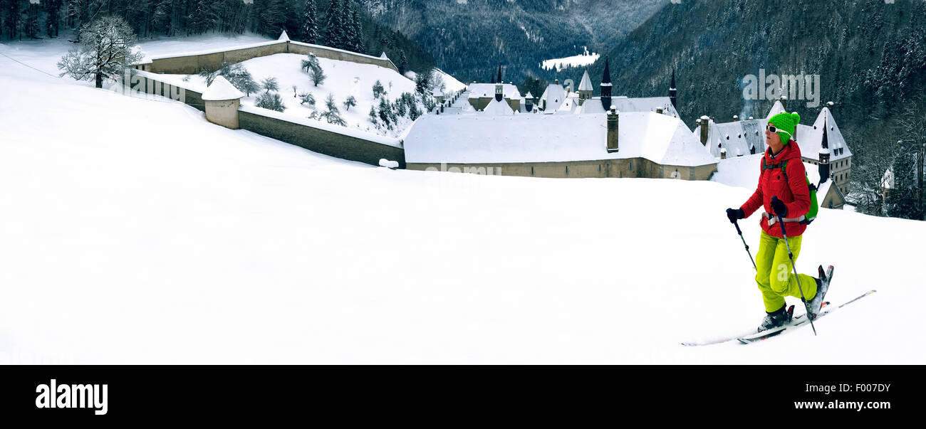 Esquí de travesía en el monasterio de la Grande Chartreuse, Francia, Isere, Chartreuse Grenoble Foto de stock