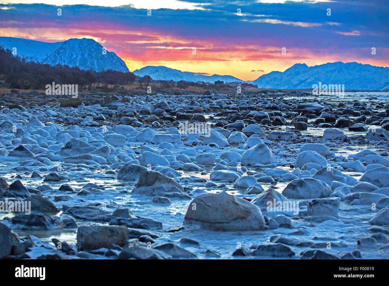 A mediodía en punto de la noche polar, costa con témpanos de hielo, vista a Lang°ya Island, Noruega, VesterÕlen, Insel y °ya, Andenes Foto de stock