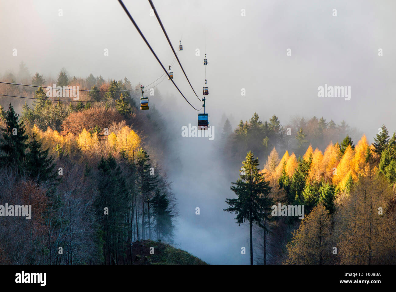 Teleférico proviene del sol en cumbre a la niebla en el valle, Alemania, Baviera, Kampenwand, Hohenaschau Foto de stock