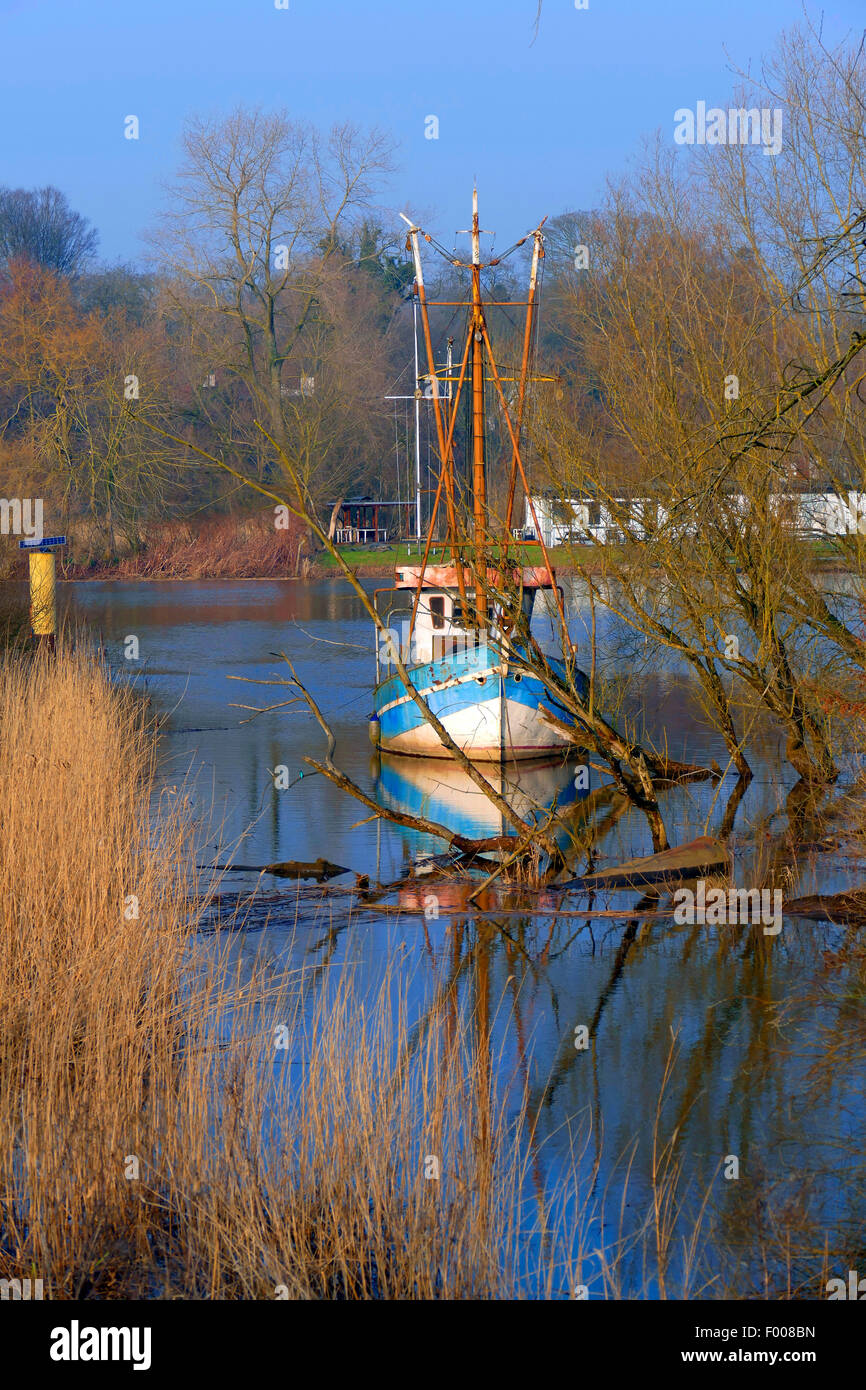 Retirado, en desuso cortador de pesca en un río en marea alta, Alemania, Bremen Foto de stock