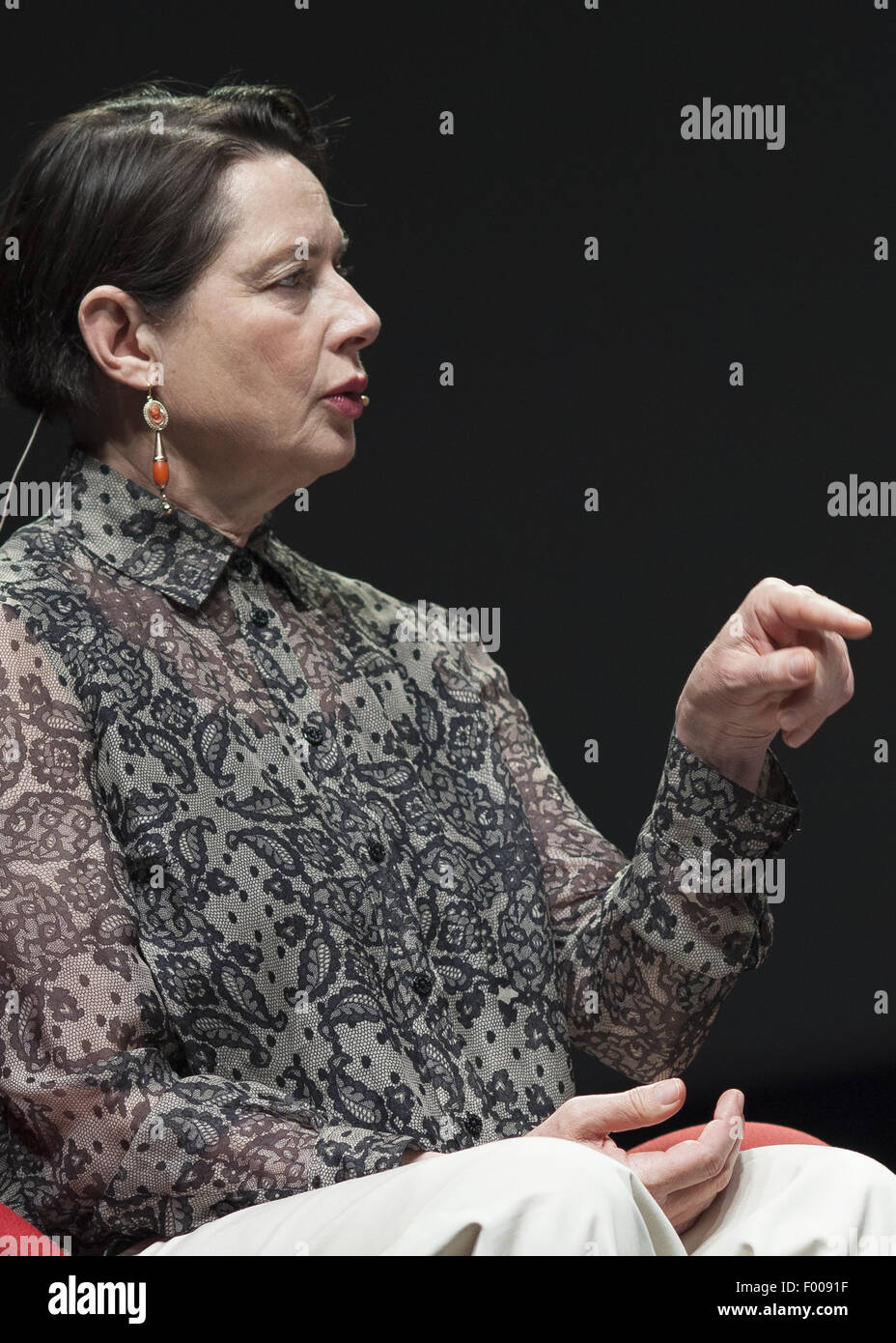 Isabella Rossellini asiste a una presentación del monólogo Green Porno, en  vivo en el escenario con: Isabella Rossellini donde: Madrid, España  cuando: 04 Jun 2015 C Fotografía de stock - Alamy