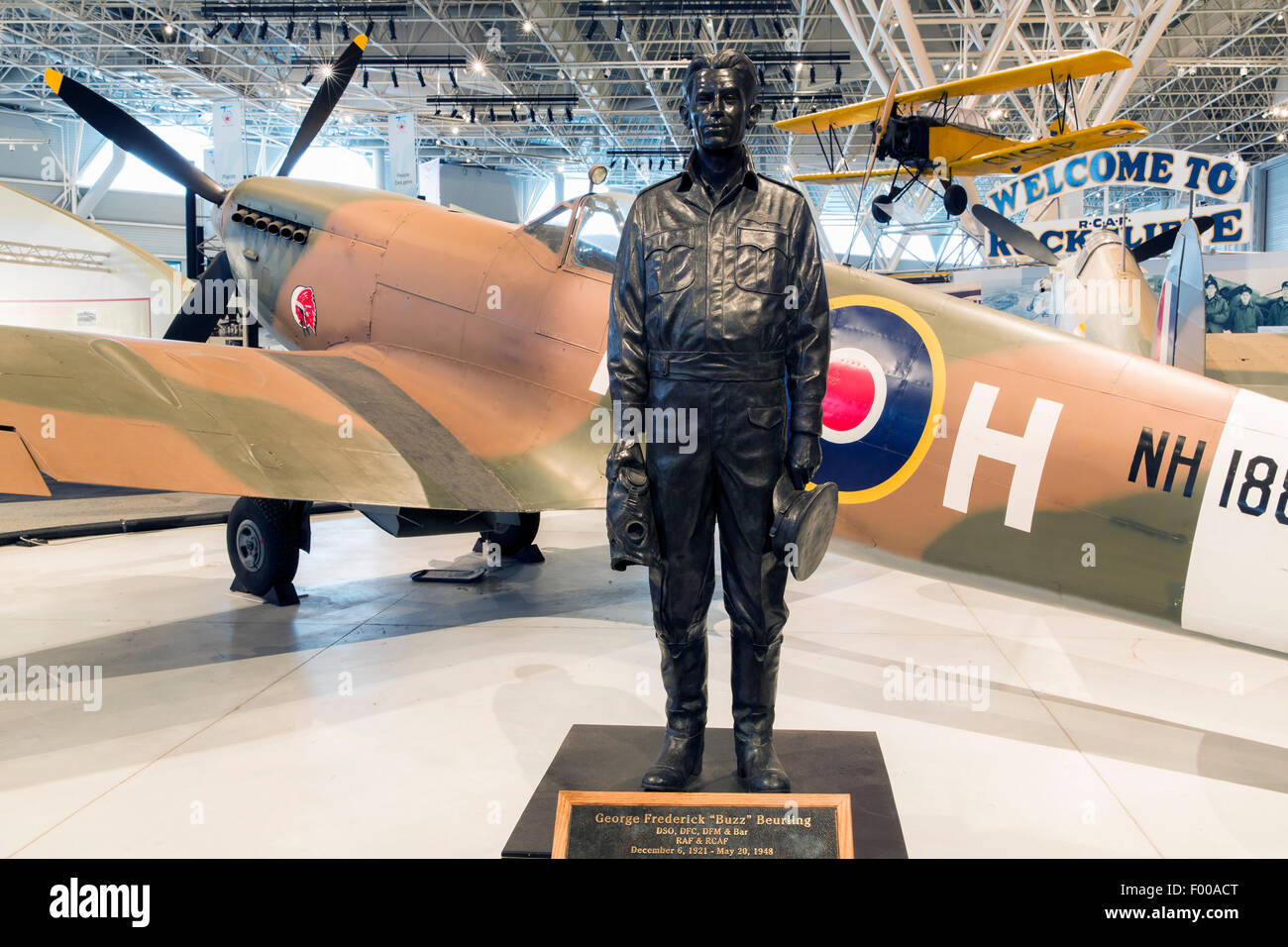Ontario,Canadá, Ottawa, Canadá, la aviación y el Museo del Espacio, la estatua de George Frederick "Buzz" Beurling, piloto de combate canadienses Foto de stock