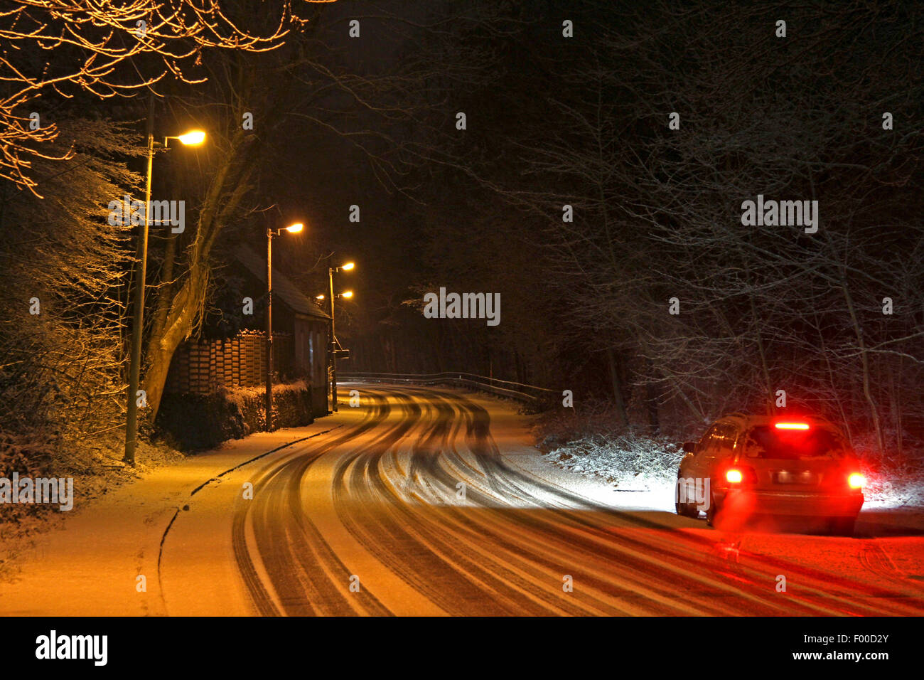 Parar el coche en la calle resbaladiza después de las nevadas, Alemania Foto de stock