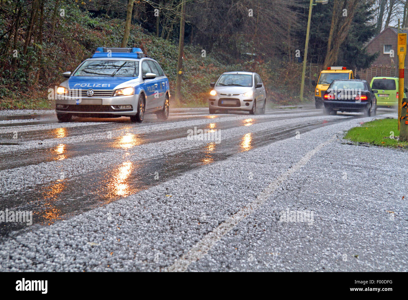 Difíciles condiciones de tráfico durante el aguanieve ducha, Alemania Foto de stock