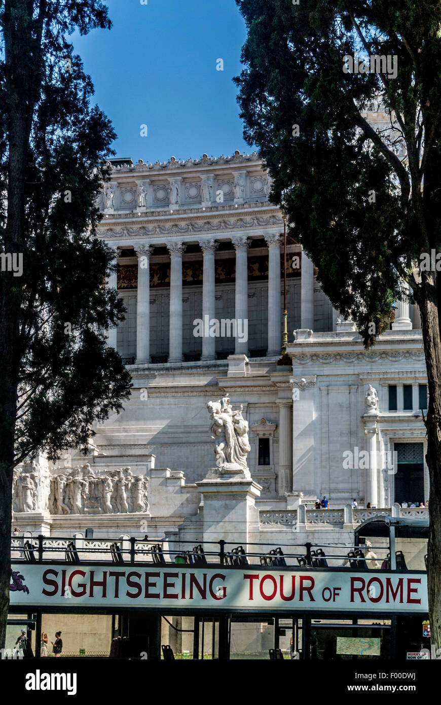 Visita turística de Roma en autobús frente al Monumento Nacional a Víctor Emmanuel II Roma, Italia. Foto de stock